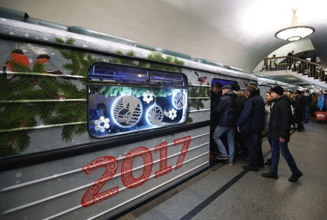 Mục kích đoàn tàu điện ngầm đón năm mới ở Moscow - ảnh 7