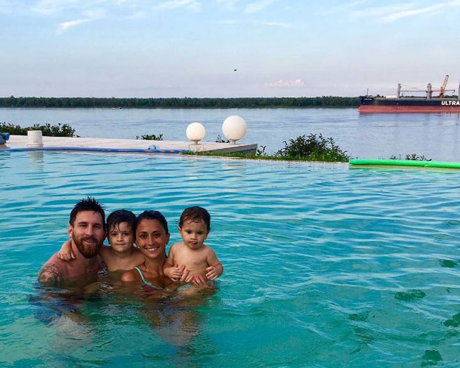 Messi, Neymar khoe ảnh ăn chơi lên mạng xã hội - ảnh 1