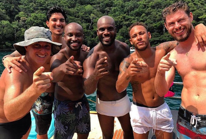 Messi, Neymar khoe ảnh ăn chơi lên mạng xã hội - ảnh 2