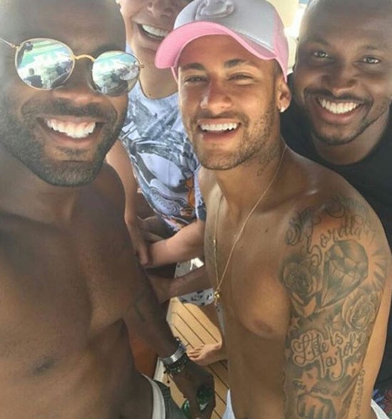 Messi, Neymar khoe ảnh ăn chơi lên mạng xã hội - ảnh 3
