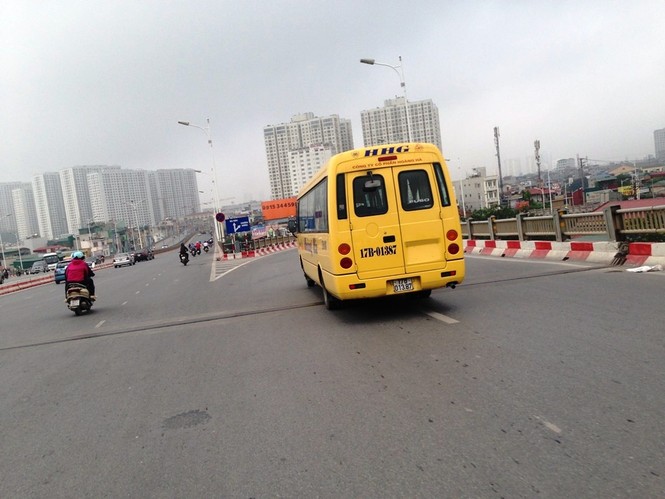 Nhiều nhà xe vẫn 'vợt' khách ở tuyến đường xuyên tâm Hà Nội - ảnh 4