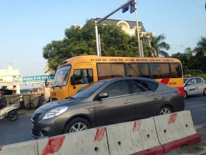 Nhiều nhà xe vẫn 'vợt' khách ở tuyến đường xuyên tâm Hà Nội - ảnh 5
