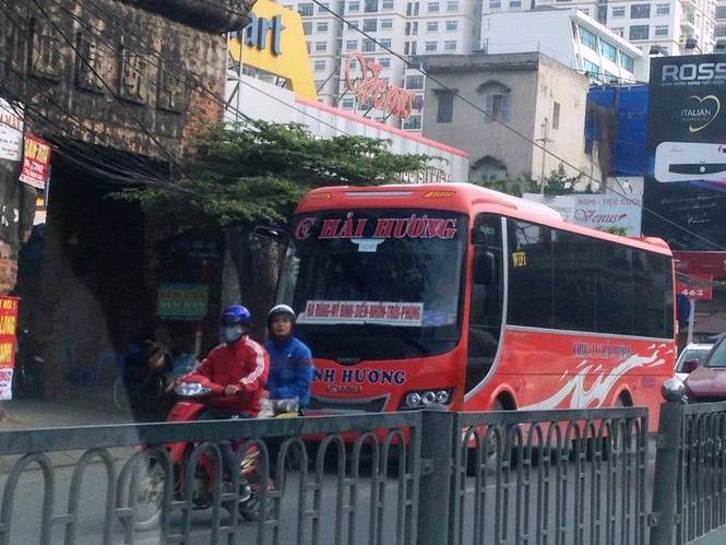 Nhiều nhà xe vẫn 'vợt' khách ở tuyến đường xuyên tâm Hà Nội - ảnh 6