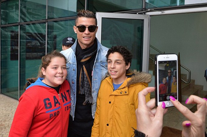 Lộ ảnh Ronaldo đưa bạn gái về Bồ Đào Nha ra mắt - ảnh 5