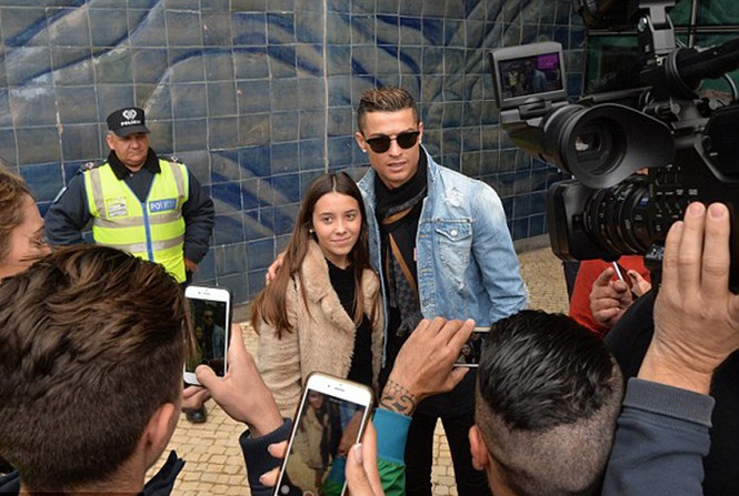 Lộ ảnh Ronaldo đưa bạn gái về Bồ Đào Nha ra mắt - ảnh 6