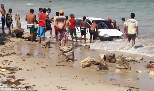 Du khách giận dữ dùng đá tảng ném vỡ đầu ôtô - ảnh 1