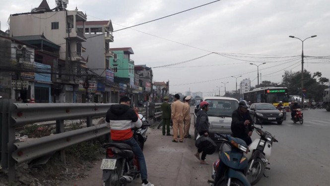 BẢN TIN ATGT: Xe khách tông trực diện xe đầu kéo, tài xế tử vong - ảnh 1