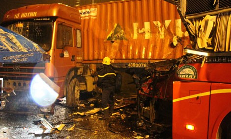 BẢN TIN ATGT: Xe khách tông trực diện xe đầu kéo, tài xế tử vong - ảnh 2