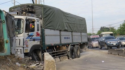 BẢN TIN ATGT: Xe khách tông trực diện xe đầu kéo, tài xế tử vong - ảnh 5