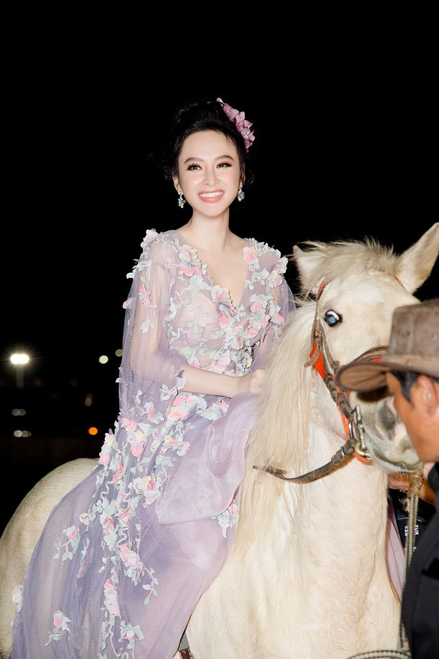 Angela Phương Trinh gây sốc khi cưỡi ngựa đến thảm đỏ - ảnh 2