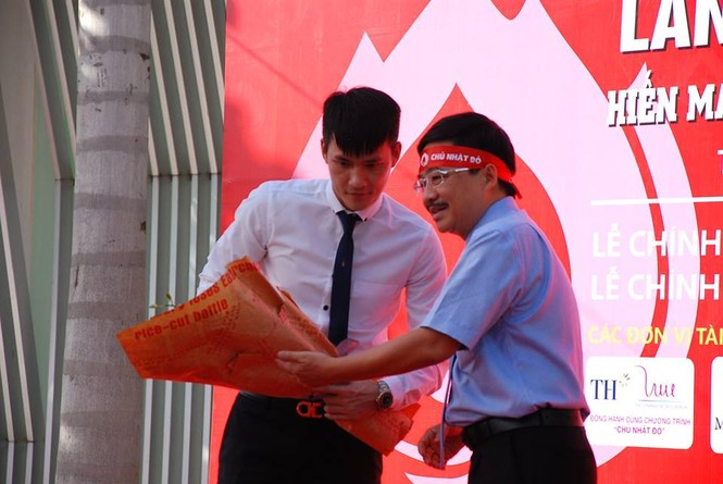 Nghĩa cử đẹp của đội bóng Công Vinh - ảnh 2