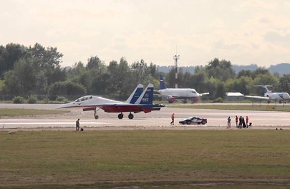 Video 'tiêm kích Su-30 đua với siêu xe Ferrari' hot nhất tuần qua - ảnh 3