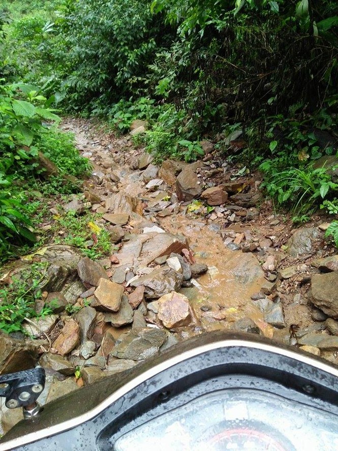 Cô giáo cả người bê bết bùn đất đến trường lay động dân mạng - ảnh 2