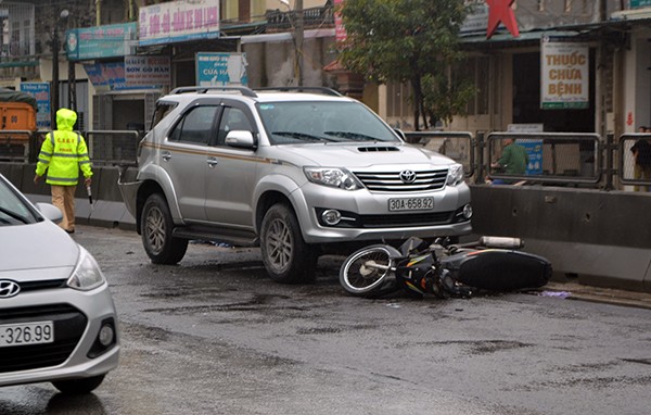 BẢN TIN ATGT: Xe 16 chỗ tông taxi, nhiều người nhập viện - ảnh 2
