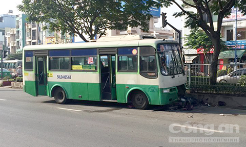 BẢN TIN ATGT: Xe 16 chỗ tông taxi, nhiều người nhập viện - ảnh 7
