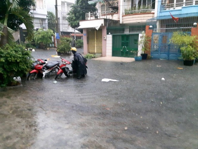 Đường phố TPHCM ngập trong mưa lớn sau kỳ nghỉ Tết - ảnh 7