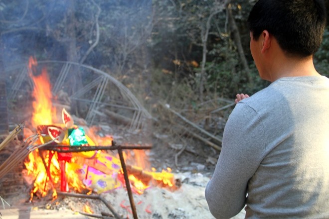 Đốt hàng chục ngựa giấy mỗi ngày để cầu may - ảnh 10