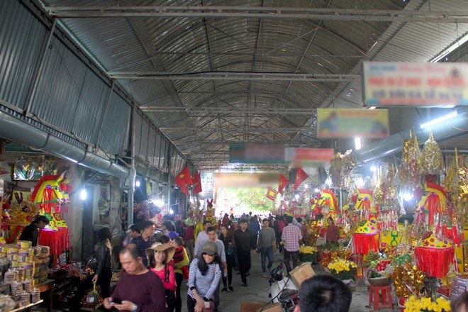 Đốt hàng chục ngựa giấy mỗi ngày để cầu may - ảnh 1