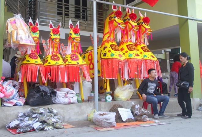 Đốt hàng chục ngựa giấy mỗi ngày để cầu may - ảnh 2