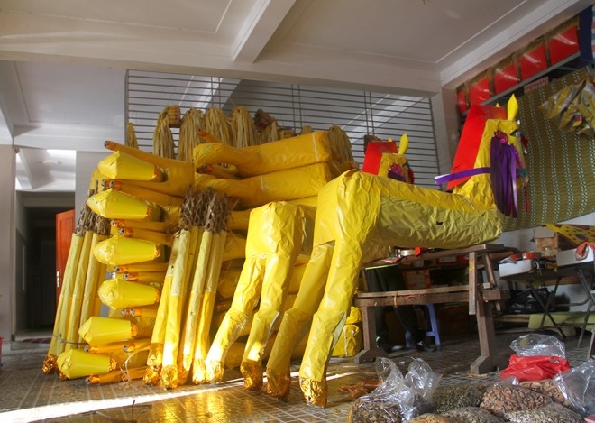 Đốt hàng chục ngựa giấy mỗi ngày để cầu may - ảnh 3