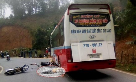 BẢN TIN ATGT: Hai ô tô đấu đầu, tài xế văng xuống đường - ảnh 5