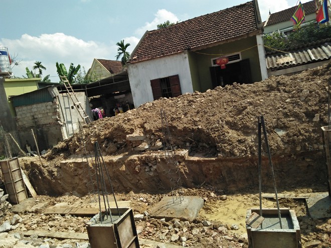 Đào móng nhà phát hiện hũ sành cổ chứa đầy tiền xu - ảnh 2