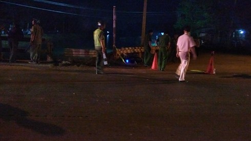 BẢN TIN ATGT: Hai ô tô đấu đầu, tài xế văng xuống đường - ảnh 2