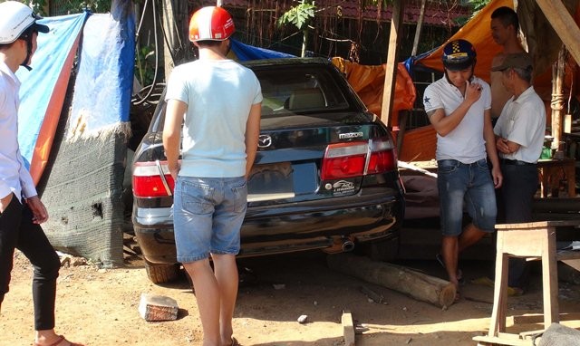 BẢN TIN ATGT: Xe biển xanh tông cụ ông bất tỉnh, lao vào nhà dân - ảnh 3