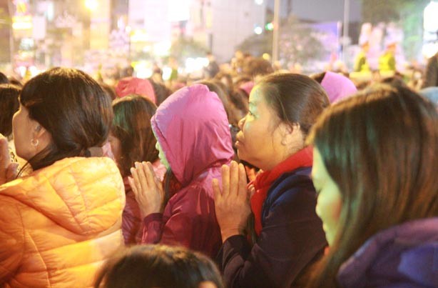 Biển người cầu an ở chùa Phúc Khánh dịp rằm tháng Giêng - ảnh 9