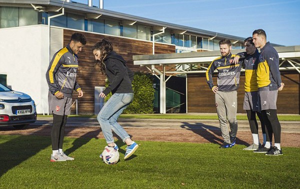 Dàn sao Arsenal ngẩn ngơ trước kỹ năng của nữ cầu thủ 17 tuổi - ảnh 2