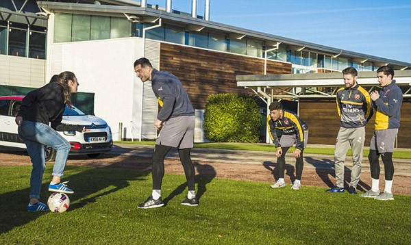 Dàn sao Arsenal ngẩn ngơ trước kỹ năng của nữ cầu thủ 17 tuổi - ảnh 3