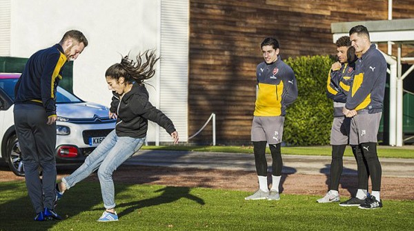 Dàn sao Arsenal ngẩn ngơ trước kỹ năng của nữ cầu thủ 17 tuổi - ảnh 4