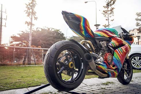 Ducati 899 Panigale 'độ' cầu vồng 7 sắc tại Việt Nam - ảnh 3
