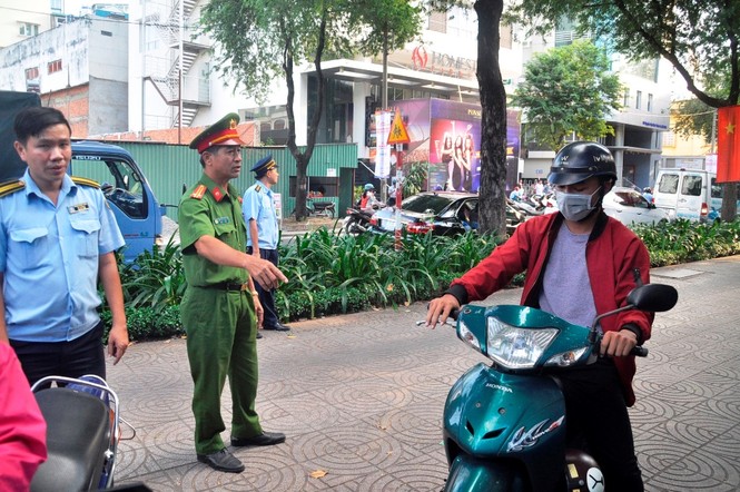 Cẩu ô tô đỗ vỉa hè Sài Gòn, mở lối cho người đi bộ - ảnh 1