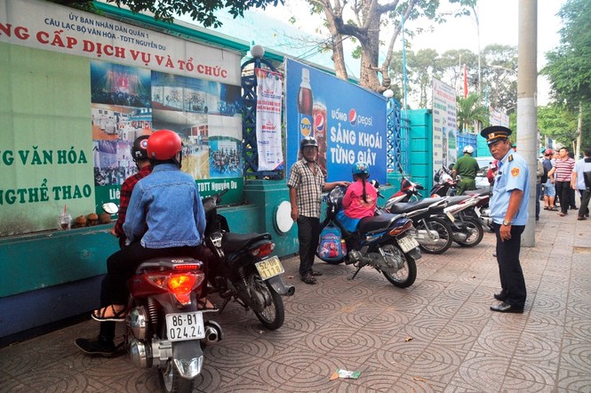 Cẩu ô tô đỗ vỉa hè Sài Gòn, mở lối cho người đi bộ - ảnh 6