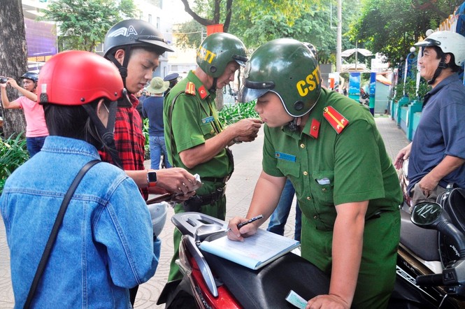 Cẩu ô tô đỗ vỉa hè Sài Gòn, mở lối cho người đi bộ - ảnh 3