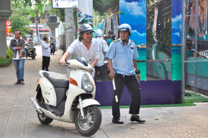 Cẩu ô tô đỗ vỉa hè Sài Gòn, mở lối cho người đi bộ - ảnh 5