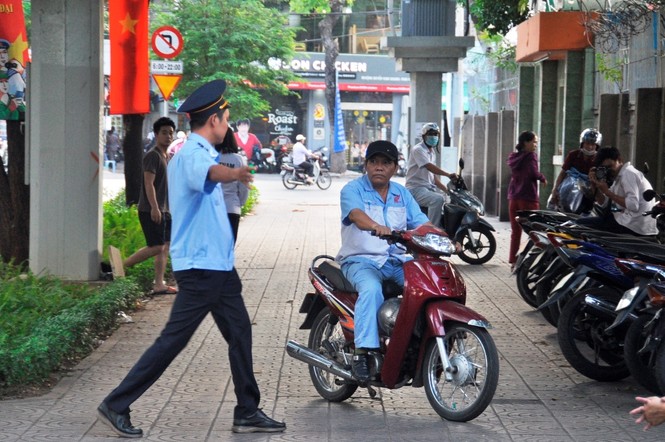 Cẩu ô tô đỗ vỉa hè Sài Gòn, mở lối cho người đi bộ - ảnh 4