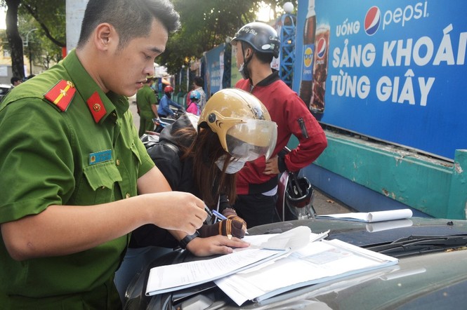 Cẩu ô tô đỗ vỉa hè Sài Gòn, mở lối cho người đi bộ - ảnh 7
