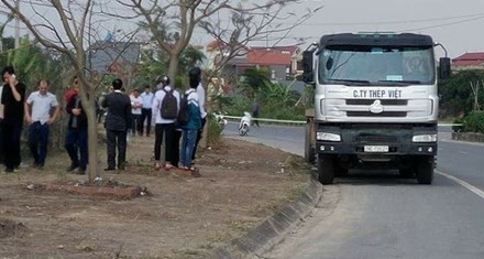 BẢN TIN ATGT: Đâm đuôi xe tải, xế hộp 'bạc tỷ' nát bươm - ảnh 3