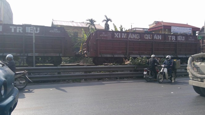 BẢN TIN ATGT: Đâm đuôi xe tải, xế hộp 'bạc tỷ' nát bươm - ảnh 4