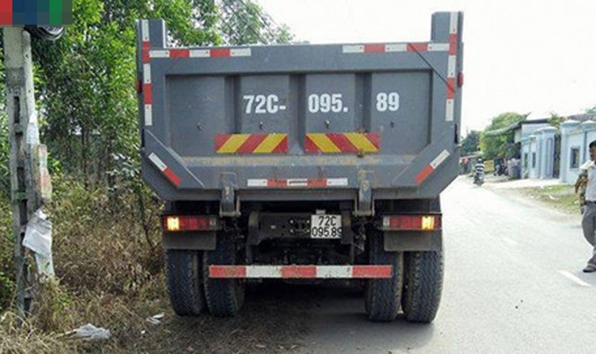 BẢN TIN ATGT: Đâm đuôi xe tải, xế hộp 'bạc tỷ' nát bươm - ảnh 2