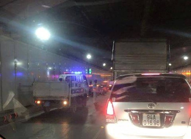 Nổ lốp, xe tải lật ngang trong hầm Thủ Thiêm - ảnh 1