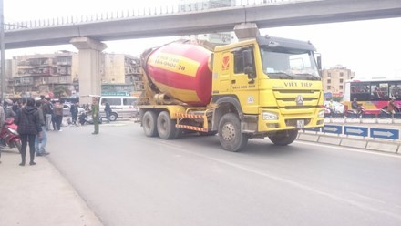 BẢN TIN ATGT: Hai ô tô đâm nhau trực diện, 10 người thương vong - ảnh 2