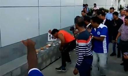 Video hot: Người đàn ông đi bộ bị lốp ôtô bay thẳng vào đầu - ảnh 4