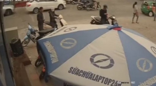 Video hot: Người đàn ông đi bộ bị lốp ôtô bay thẳng vào đầu - ảnh 6