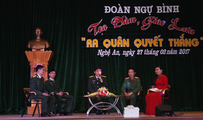 Lính quân khu 4 tung mình qua vòng lửa trong lễ ra quân huấn luyện - ảnh 1