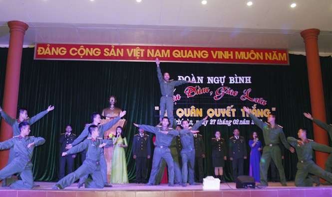 Lính quân khu 4 tung mình qua vòng lửa trong lễ ra quân huấn luyện - ảnh 6