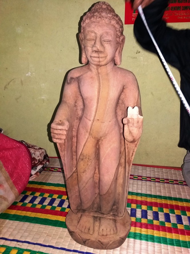 Đào đất làm vườn, phát hiện tượng Phật nghi cổ vật - ảnh 1