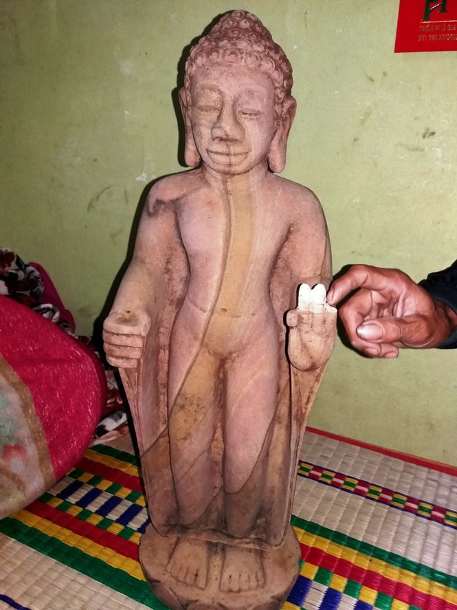 Đào đất làm vườn, phát hiện tượng Phật nghi cổ vật - ảnh 4